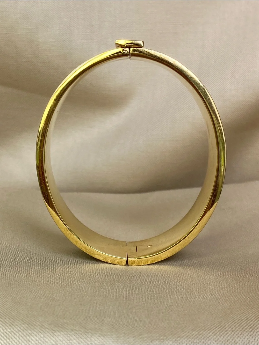 Kate Spade Heritage Spade Hinged Bangle